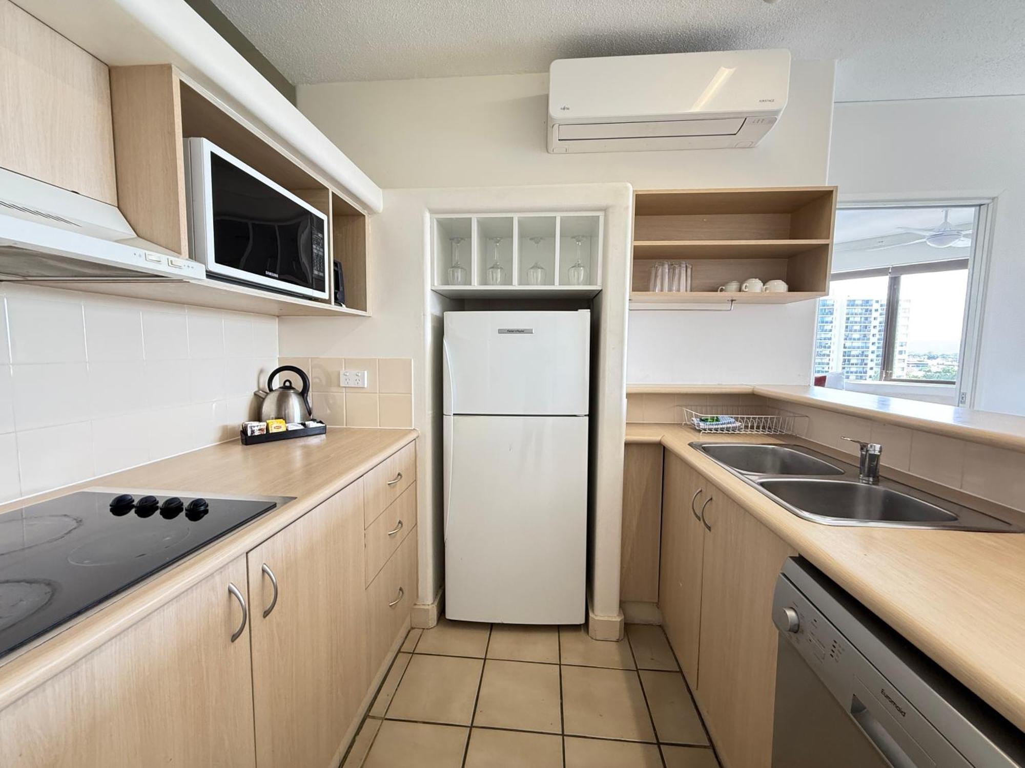 Tiki Hotel Apartments Surfers Paradise 골드코스트 외부 사진