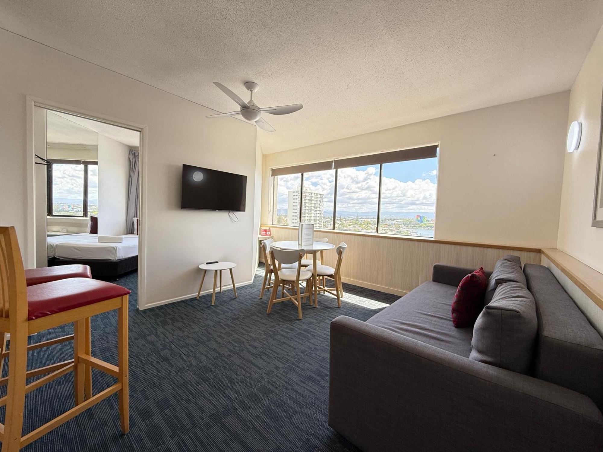 Tiki Hotel Apartments Surfers Paradise 골드코스트 외부 사진