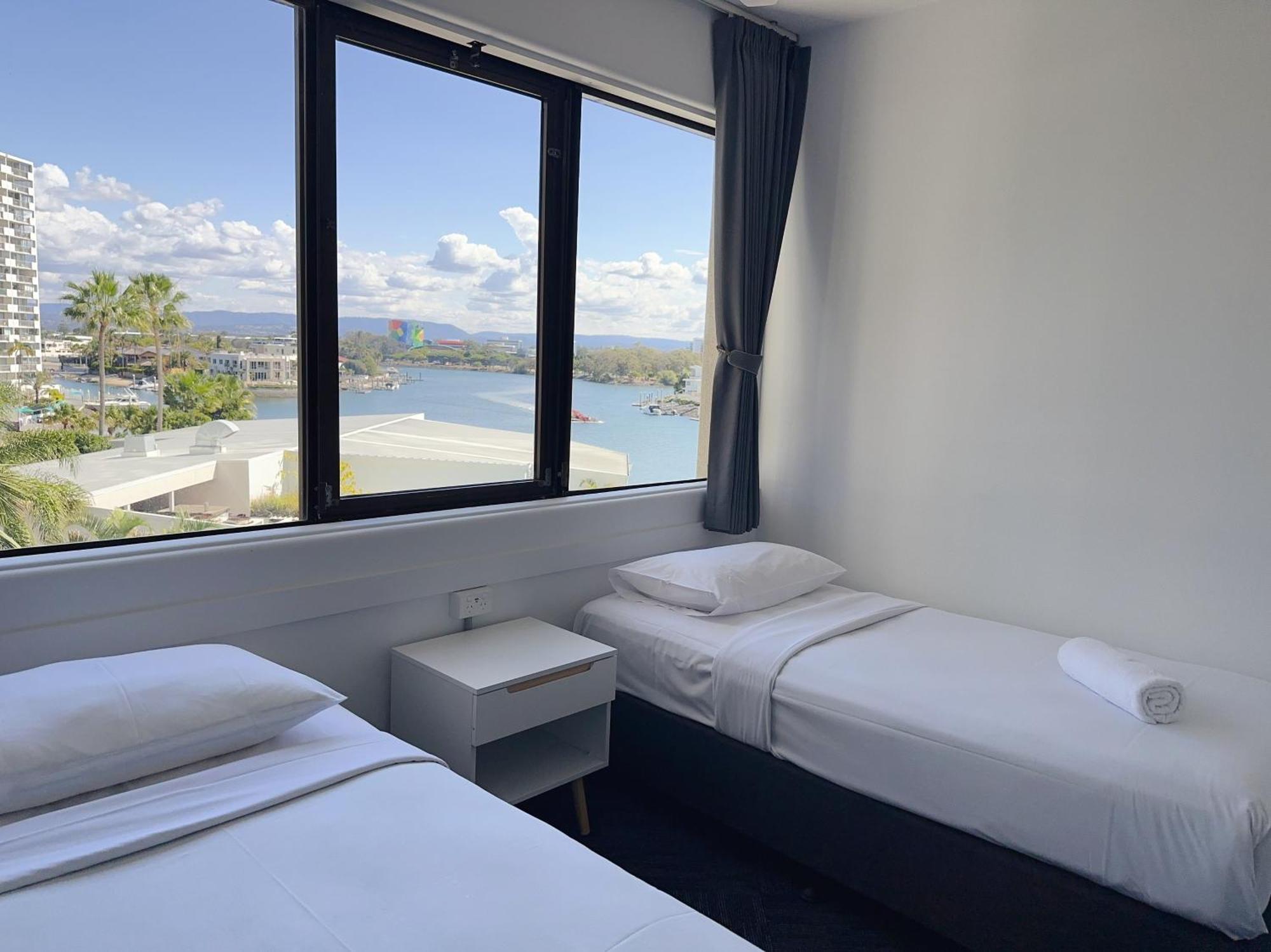 Tiki Hotel Apartments Surfers Paradise 골드코스트 객실 사진