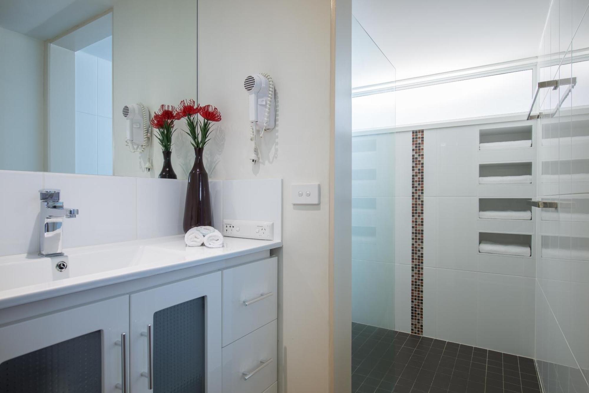 Tiki Hotel Apartments Surfers Paradise 골드코스트 외부 사진