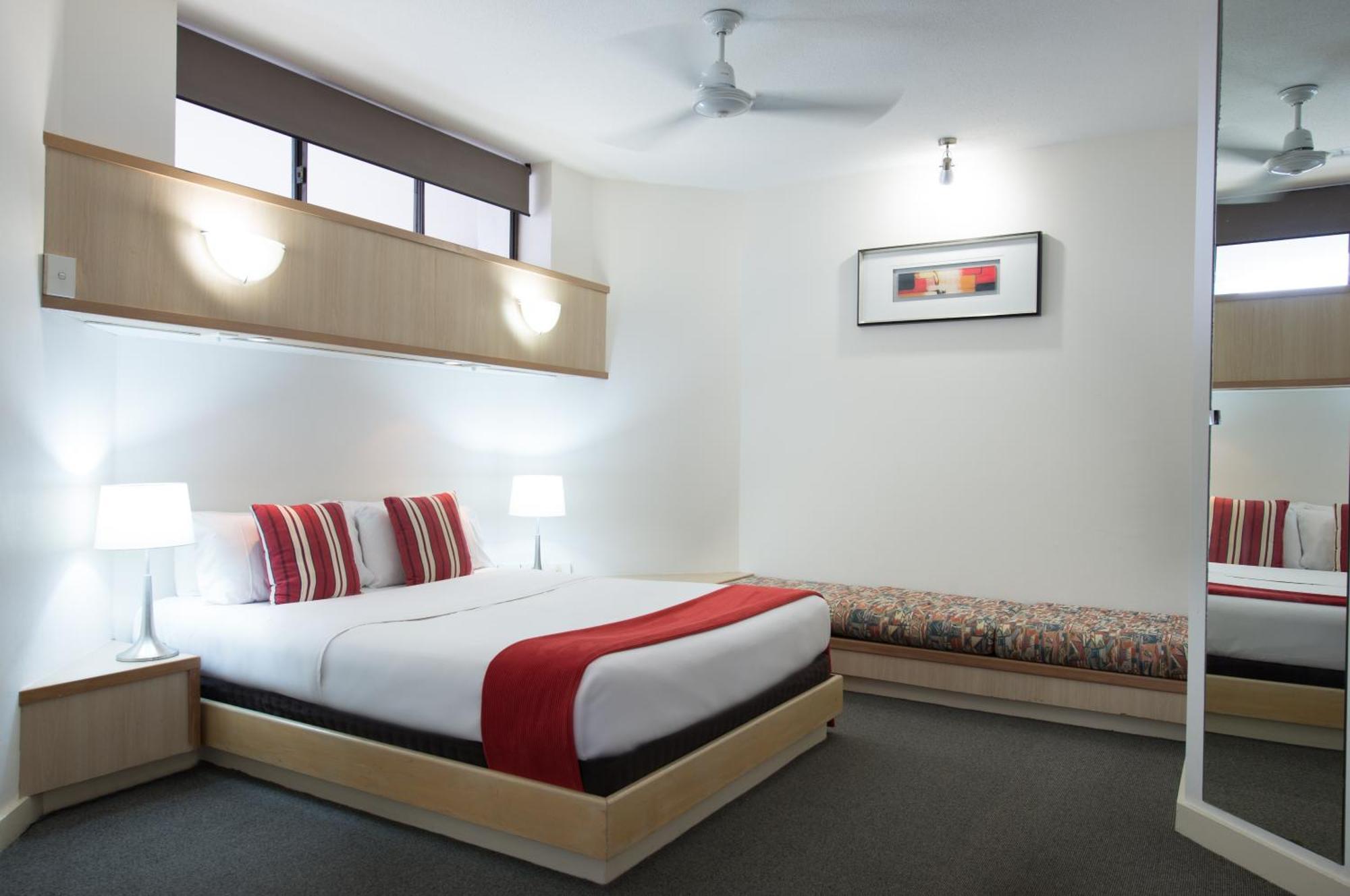 Tiki Hotel Apartments Surfers Paradise 골드코스트 외부 사진
