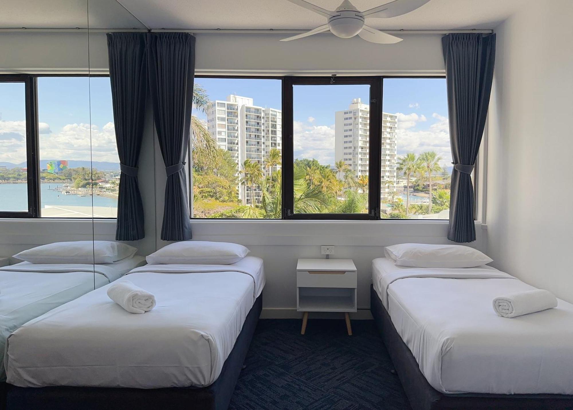 Tiki Hotel Apartments Surfers Paradise 골드코스트 객실 사진