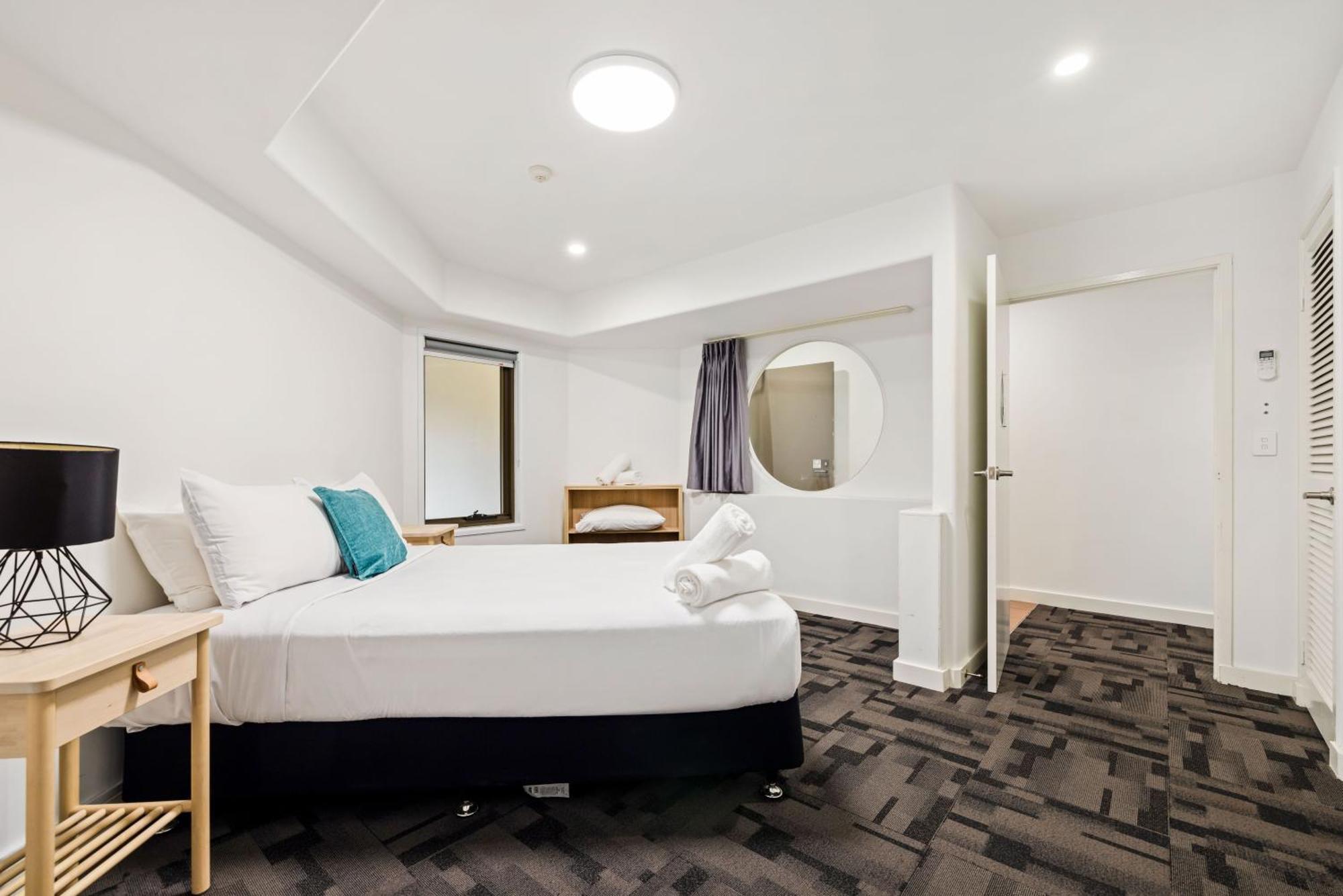 Tiki Hotel Apartments Surfers Paradise 골드코스트 객실 사진