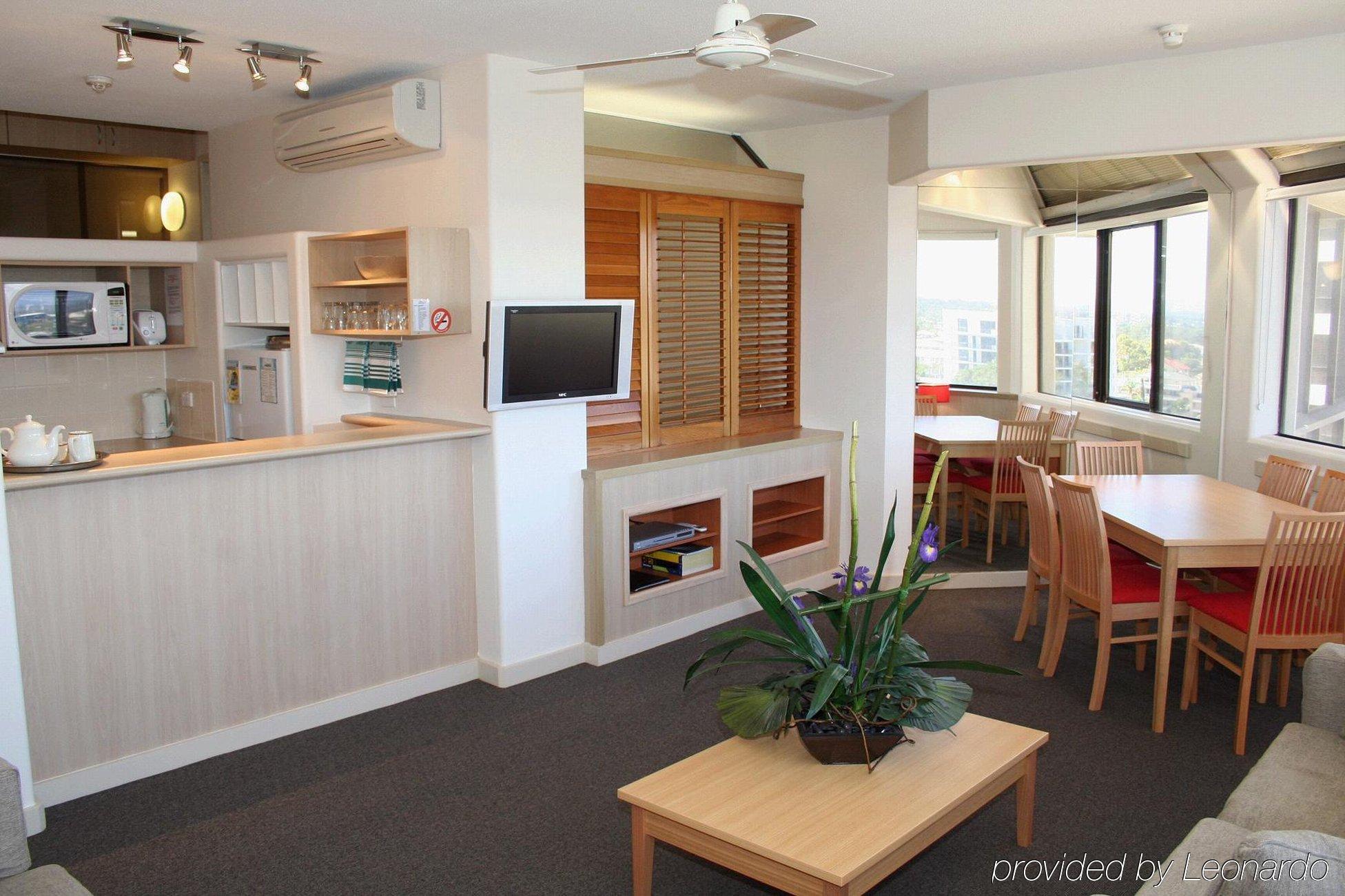 Tiki Hotel Apartments Surfers Paradise 골드코스트 외부 사진