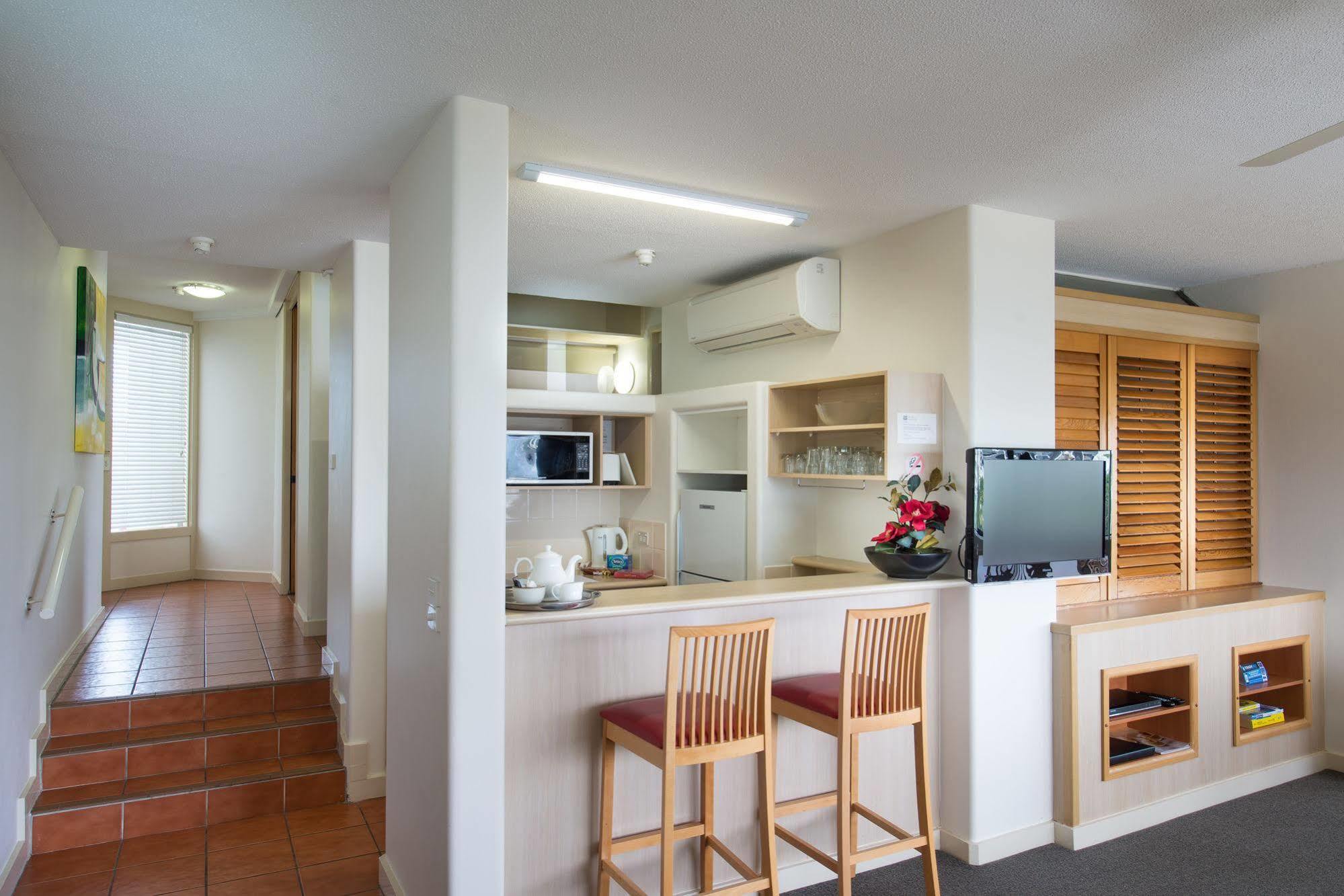 Tiki Hotel Apartments Surfers Paradise 골드코스트 외부 사진